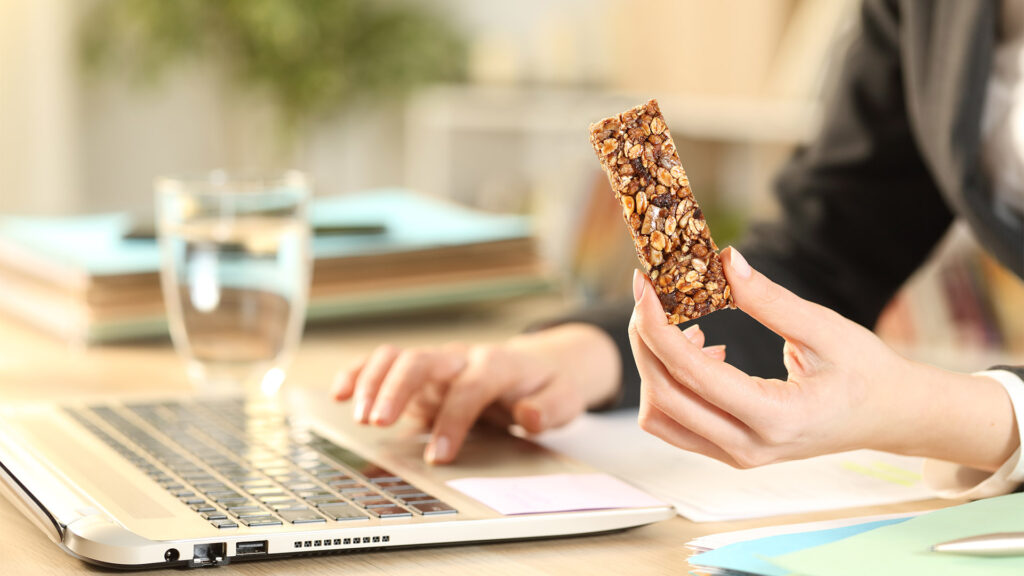Nourishing Wellness: The Role of Smart Snack Bar Choices in a Healthy Lifestyle